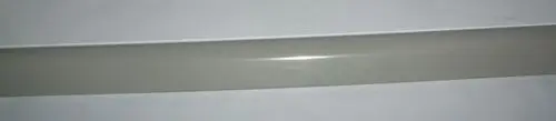 Daikin-Stütze in hellem Material, längliche und flache Form, auf einem weißen Untergrund abgebildet.